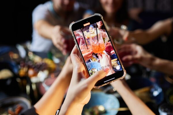 Close,Up,Takes,A,Photo,On,The,Phone,Of,People